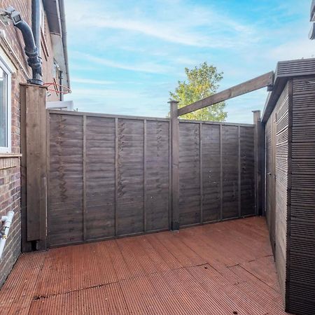 Kings House Apartment Hayes, West London Apt A Northolt  Exteriör bild